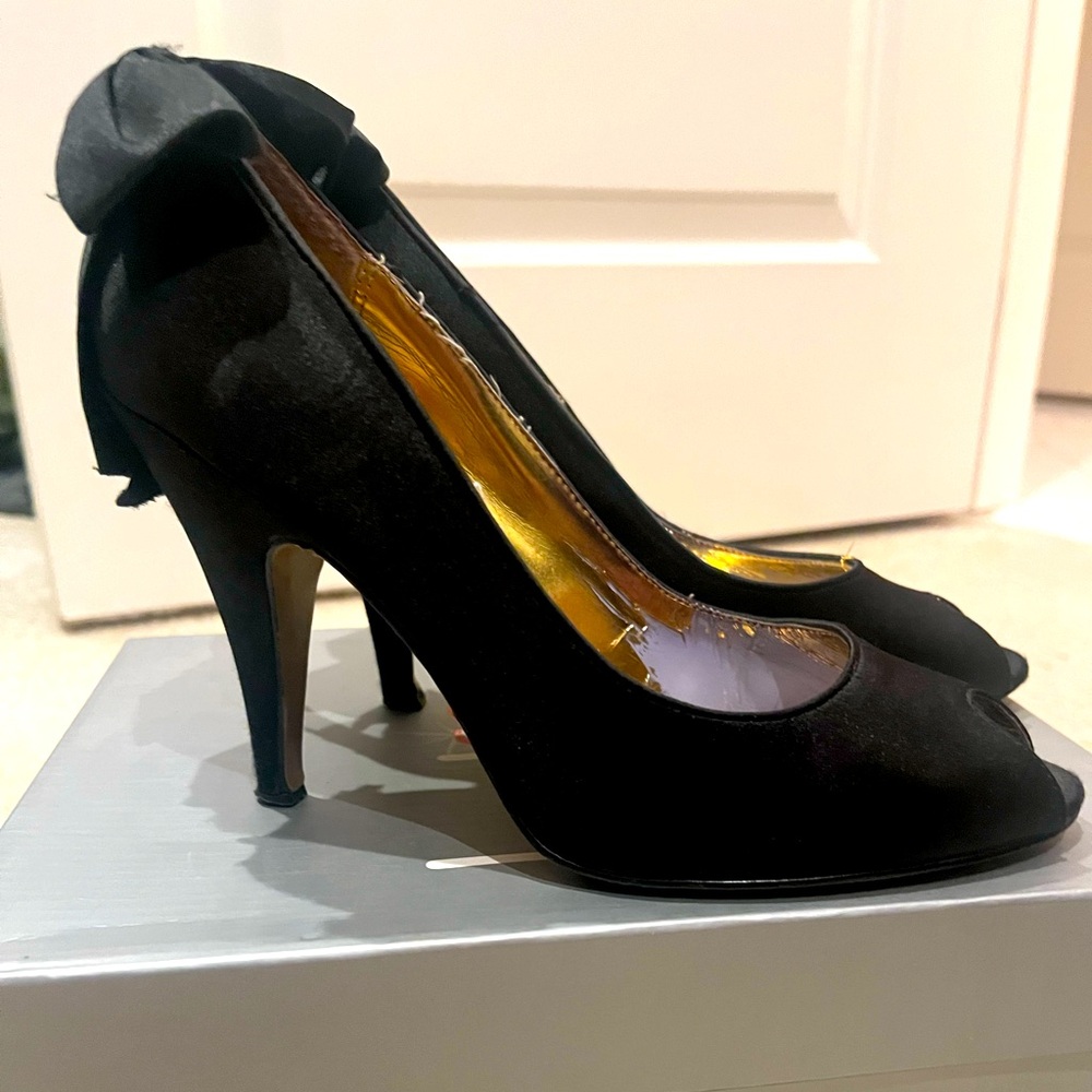 Luichiny pretty black satin peep toe heel with beautiful bow detail in back